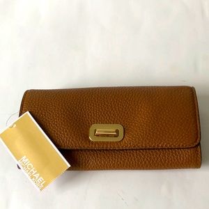 NWT Pebbled Leather Michael Kors wallet, brown colour.Gold tone hardware.